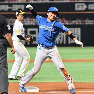 ソフトバンク対日本ハム　3回表日本ハム1死一塁、左中間へ同点適時三塁打を放ち、ガッツポーズする山県(撮影･岩下翔太)