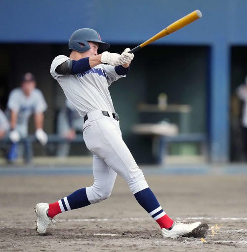 高崎商大付対横浜　9回裏横浜2死、サヨナラ本塁打を放つ横浜･川上(撮影･小島史椰)