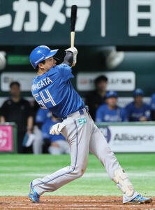 ソフトバンク対日本ハム　3回表日本ハム1死一塁、山県は同点の左中間適時三塁打を放つ(撮影･加藤孝規)