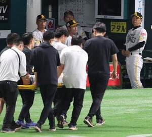 ソフトバンク対日本ハム　3回裏に負傷し担架で運ばれる中村を心配そうに見る小久保監督(撮影･梅根麻紀)