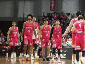 秋田対琉球　ホーム開幕戦で敗戦を喫し悔しそうな表情を浮かべるB1秋田の選手たち(撮影･高橋香奈)