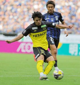 G大阪対柏　後半、シュートを放つ柏の山之内佑成(撮影･宮崎幸一)