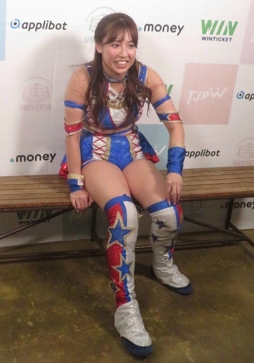 東京女子プロレス後楽園大会　試合後にバックステージで疲れた表情を見せる荒井優希(撮影･松熊洋介)