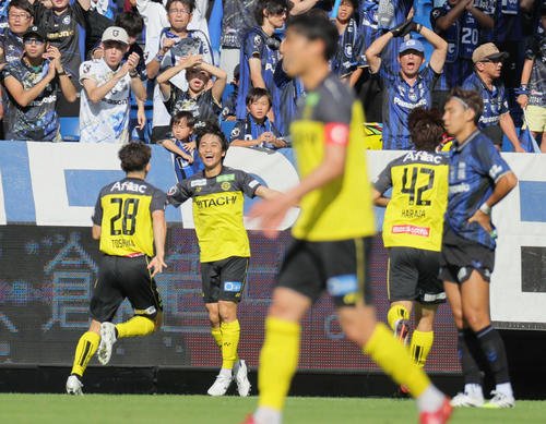G大阪対柏　前半、柏の小泉佳穂(左から2人目)は先制ゴールを決める(撮影･宮崎幸一)