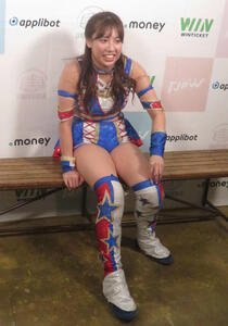 東京女子プロレス後楽園大会　試合後にバックステージで疲れた表情を見せる荒井優希(撮影･松熊洋介)