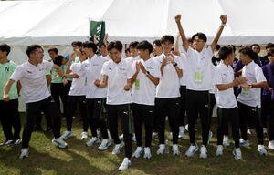 6位で予選会を突破し、喜ぶ東農大の選手たち(撮影･山本朝陽)