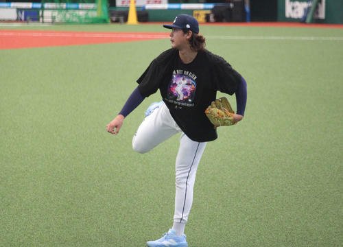 秋季練習でキャッチボールする西武高橋(撮影･金子真仁)