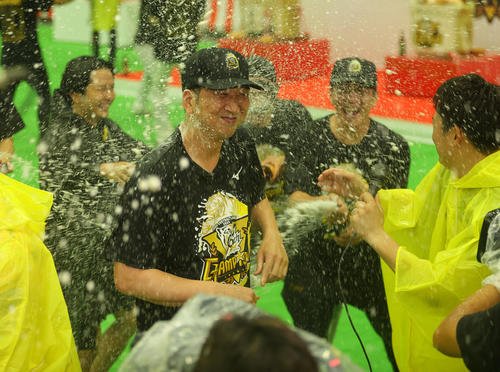 祝勝会でビールを浴びる藤川監督(2025年9月7日撮影)
