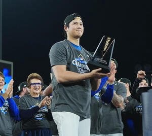ナ･リーグ優勝決定シリーズでMVPに選ばれ、トロフィーを手にするドジャース大谷(撮影･菅敏)