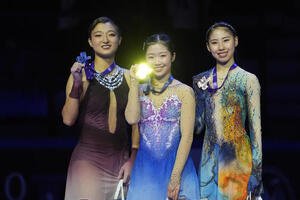 表彰台　左から2位坂本花織、1位中井亜美、3位住吉りをん(撮影･パオロ　ヌッチ)