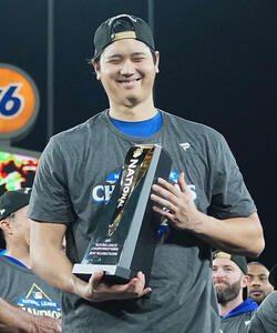 ナ･リーグ優勝決定シリーズでMVPに選ばれ、トロフィーを手にするドジャース大谷(撮影･菅敏)