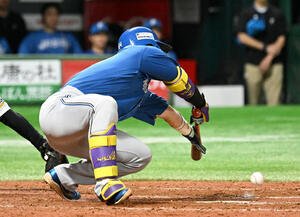 ソフトバンク対日本ハム　5回表日本ハム1死二、三塁、田宮はスクイズを成功させる(撮影･林敢治)
