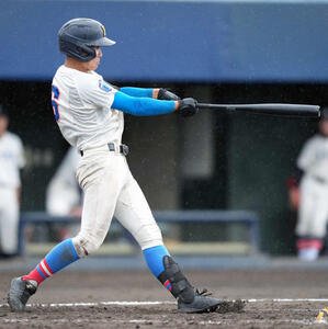 花咲徳栄対法政二　8回表花咲徳栄無死二塁、2点本塁打を放つ花咲徳栄･岩井(撮影･小島史椰)