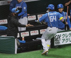 ソフトバンク対日本ハム　5回表日本ハム1死一、三塁で、スクイズバントを決めた田宮(右)を迎える新庄監督(撮影･加藤孝規)