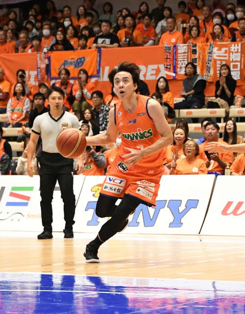 ドリブルからレイアップを狙う五十嵐