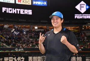 ソフトバンク対日本ハム　3連勝で日本シリーズに逆王手をかけ、笑顔でポーズを決める日本ハム古林睿煬(撮影･岩下翔太)