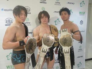 試合後に会見するKO－D6人タッグ選手権の初防衛に成功した王者組。左かTo－y、上野勇希、武知海青