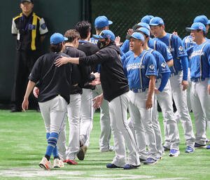 ソフトバンク対日本ハム　ソフトバンクに3連勝しナインを出迎える新庄監督(撮影･梅根麻紀)