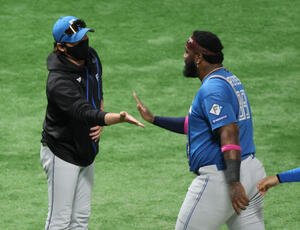 ソフトバンク対日本ハム　レイエス(右)を迎える新庄監督(撮影･加藤孝規)