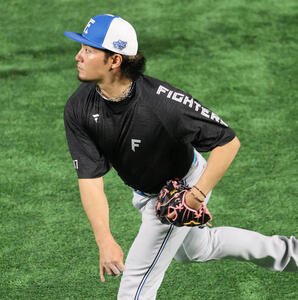 ソフトバンク対日本ハム　キャッチボールで調整する伊藤(撮影･梅根麻紀)