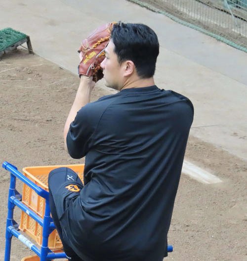 ネットスローを行う巨人田中将(撮影･水谷京裕)