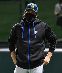ソフトバンク対日本ハム　8回表終了後、投手の交代を告げた新庄監督は笑顔でベンチへ戻る(撮影･岩下翔太)