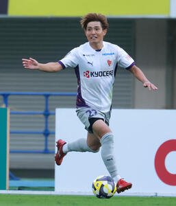 湘南対京都　前半、ドリブルする京都須貝(撮影･野上伸悟)