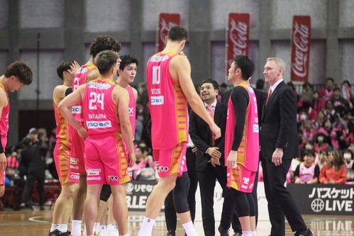 秋田対琉球　敗戦後、円陣を組むB1秋田の選手たちとコーチ陣(撮影･高橋香奈)