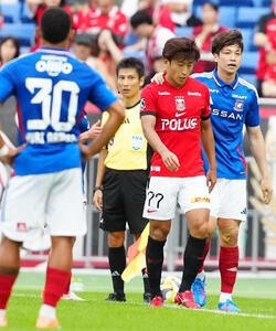 横浜対浦和　後半追加タイム、退場となり引き揚げる浦和金子(中央)(2025年10月18日撮影)
