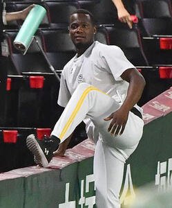 ソフトバンク対日本ハム　試合前、ストレッチを行うソフトバンクのモイネロ(撮影･岩下翔太)