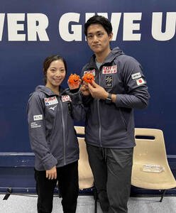 かぼちゃのおもちゃを手に、笑顔の三浦璃来(左)と木原龍一(撮影･松本愛香通信員)