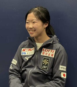 笑顔で一夜明け取材に応じる中井亜美