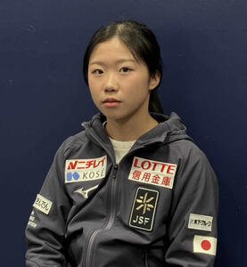一夜明け取材中、真剣な表情を浮かべる中井亜美