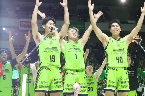 勝利の決めポーズをする北海道の関野(中央)。左はU－18の安藤、右は同西村(撮影･保坂果那)