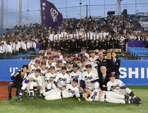 早大対明大　優勝した明大ナインは応援団と記念撮影する(撮影･柴田隆二)