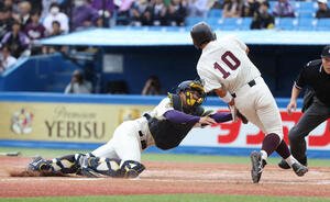 早大対明大　4回表早大1死二、三塁、田村の二邪飛を明大･岡田二塁手が好捕し本塁で三塁走者小沢をアウトにする。明大･小島捕手(撮影･柴田隆二)