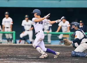 天理対彦根東　5回表天理1死一、三塁、金本は左前適時打を放つ(撮影･藤尾明華)