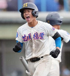 花咲徳栄対法政二　8回表花咲徳栄無死二塁、2点本塁打を放ちガッツポーズをする花咲徳栄･岩井(撮影･小島史椰)