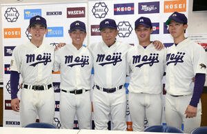 早大対明大　優勝した。左から明大･小島、木本、戸塚監督、毛利、大川は肩を組んで記念撮影に納まる(撮影･柴田隆二)