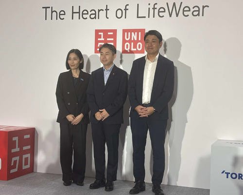 写真に納まる(左から)国連難民高等弁務官事務所駐日代表柏富美子氏、ファーストリテイリング取締役グループ上席執行委員柳井康治氏、東レGO事業部長大川倫央氏