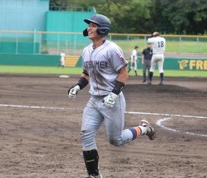 同大対立命大　2回裏立命大、角井が先制2ランを放ち、笑顔で生還する(撮影･林亮佑)