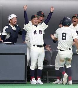 北照対白樺学園　9回表、追加点を挙げガッツポーズの北照･上林監督(撮影･黒川智章)
