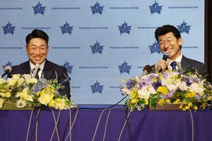 会見で笑顔を見せるDeNA相川新監督(左)と三浦監督(撮影･宮地輝)