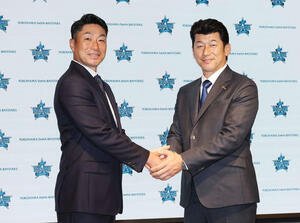 笑顔で握手するDeNA相川新監督(左)と三浦監督(撮影･宮地輝)