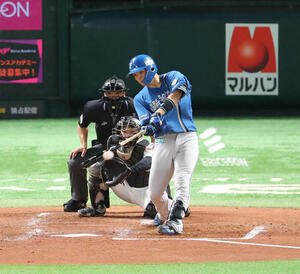 ソフトバンク対日本ハム　4回表日本ハム1死二塁、左線に同点適時二塁打を放つ郡司(撮影･梅根麻紀)