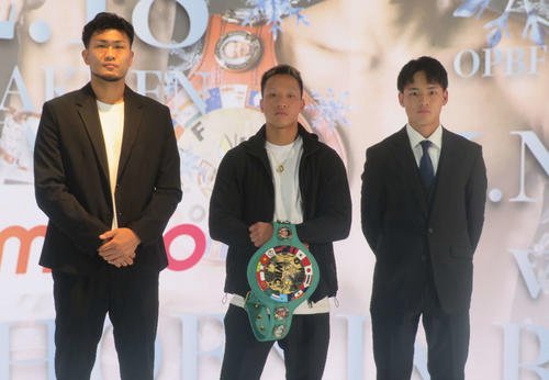 12･18フェニックスバトル146のカード発表会見に臨んだ森脇唯人(左端)、中嶋一輝(中央)、坂井優太