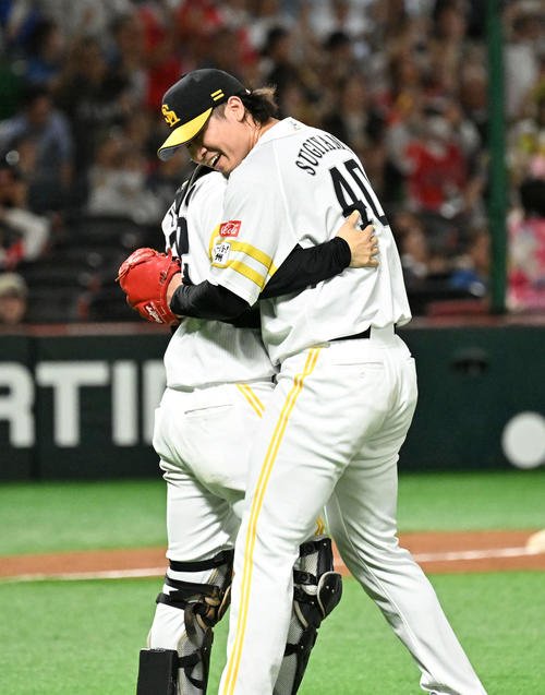 ソフトバンク対日本ハム　クライマックスファイナルステージを制し抱き合う杉山(右)と海野(撮影･林敢治)