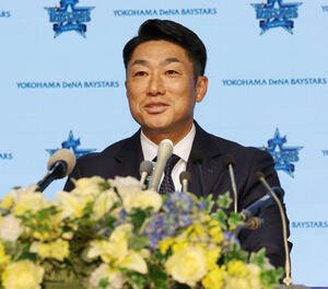 就任会見で話すDeNA相川新監督(撮影･宮地輝)
