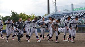 専大松戸に敗れ、ガックリと引き揚げる横浜の選手たち(撮影･小島史椰)