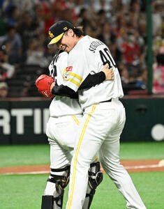 ソフトバンク対日本ハム　クライマックスファイナルステージを制し抱き合う杉山(右)と海野(撮影･林敢治)